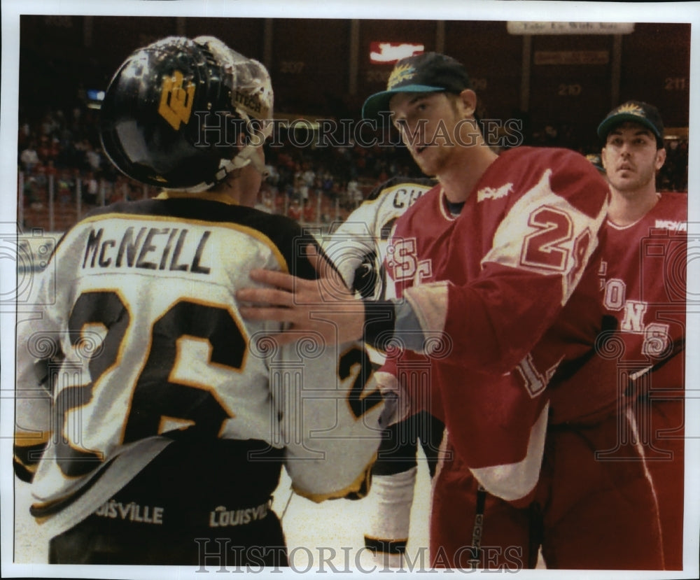 1995 Press Photo Wisconsin hockey player, Max Balkovec, chats with Jay McNeill-Historic Images