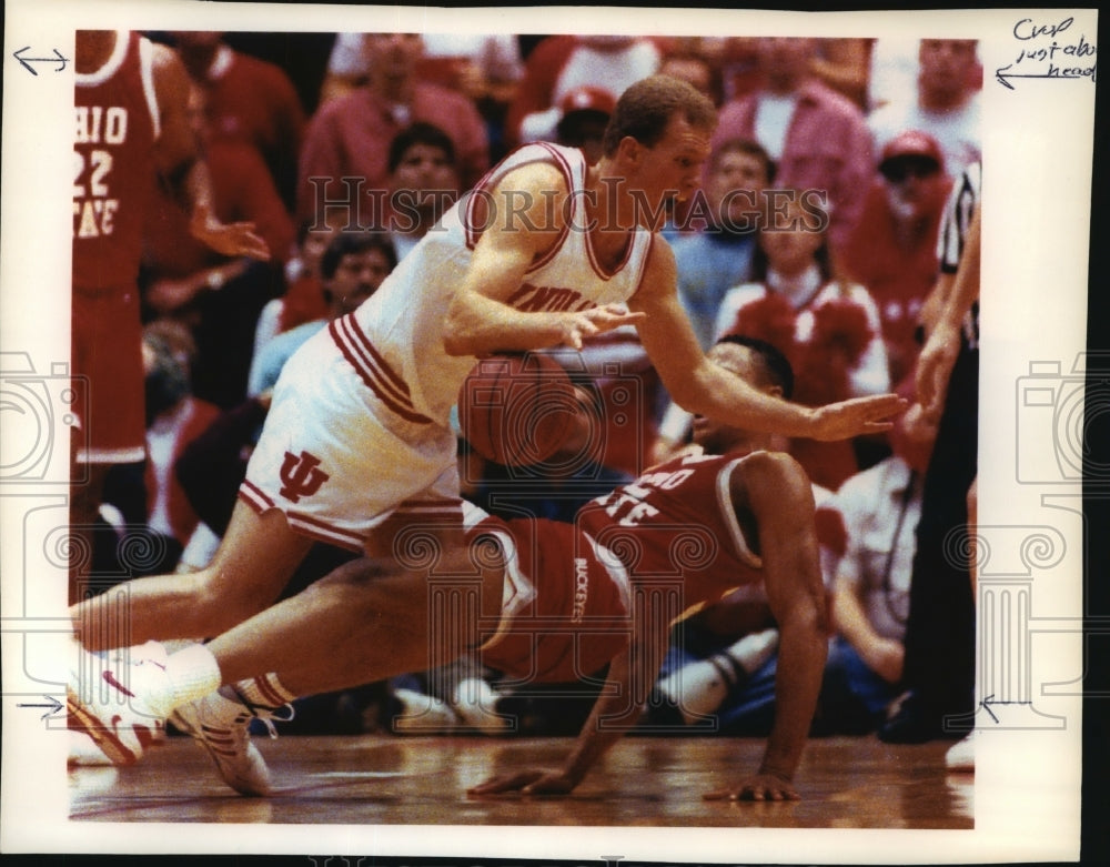 1992 Press Photo Eric Anderson runs over Lawrence Funderburke at basketball game- Historic Images