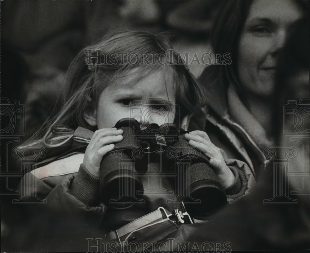 1980 Press Photo Elizabeth Grimm watches Milwaukee Brewers at Opening Day game - Historic Images