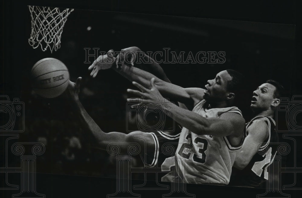 1989 Press Photo Marquette University - Tyrone Baldwin in Game with Loyola-Historic Images