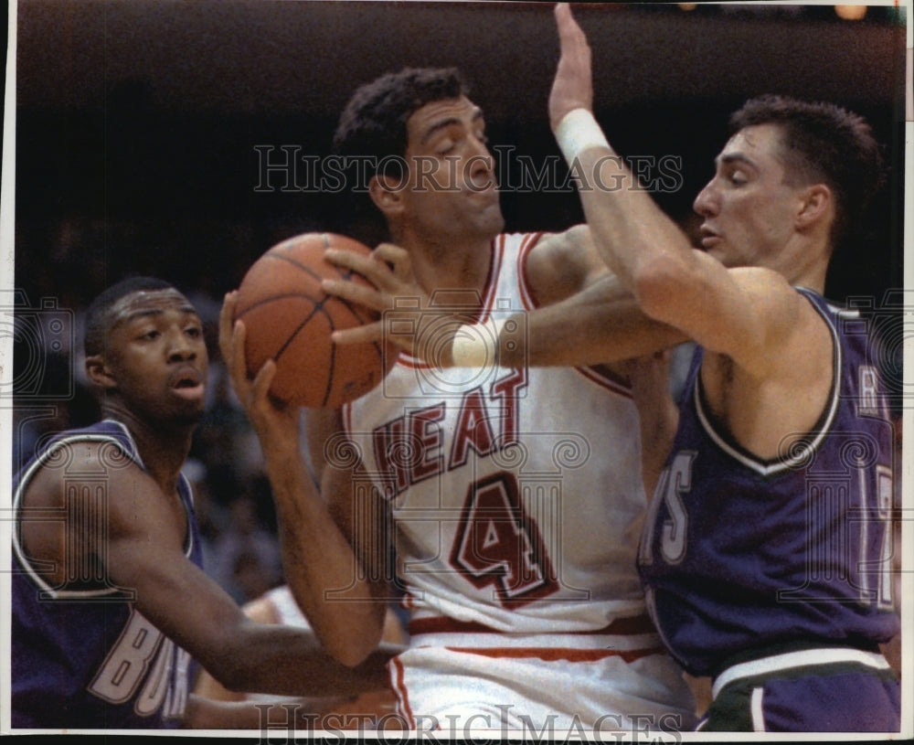 1994 Press Photo Bucks' Vin Baker, Jon Barry team-up against Heat's Rony Seikaly - Historic Images
