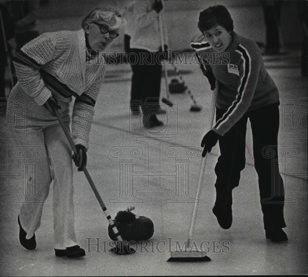 1977 Press Photo Kettle Moraine Curling Club - Members of Wisconsin Club - Historic Images