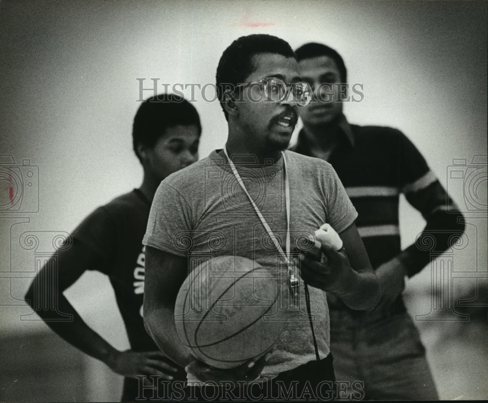 1980 Press Photo North Division High School - Garmer Currie, Coach, and Players - Historic Images