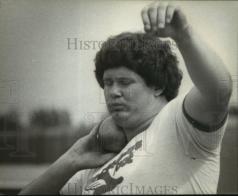 1981 Press Photo University of Wisconsin - Jeff Braun, Shot Put, Track - Historic Images