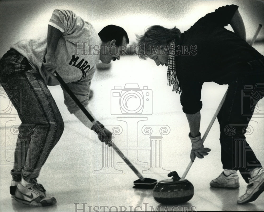 1992 Press Photo University of Wisconsin - John Kratzer, Steve Curley, Curlers-Historic Images