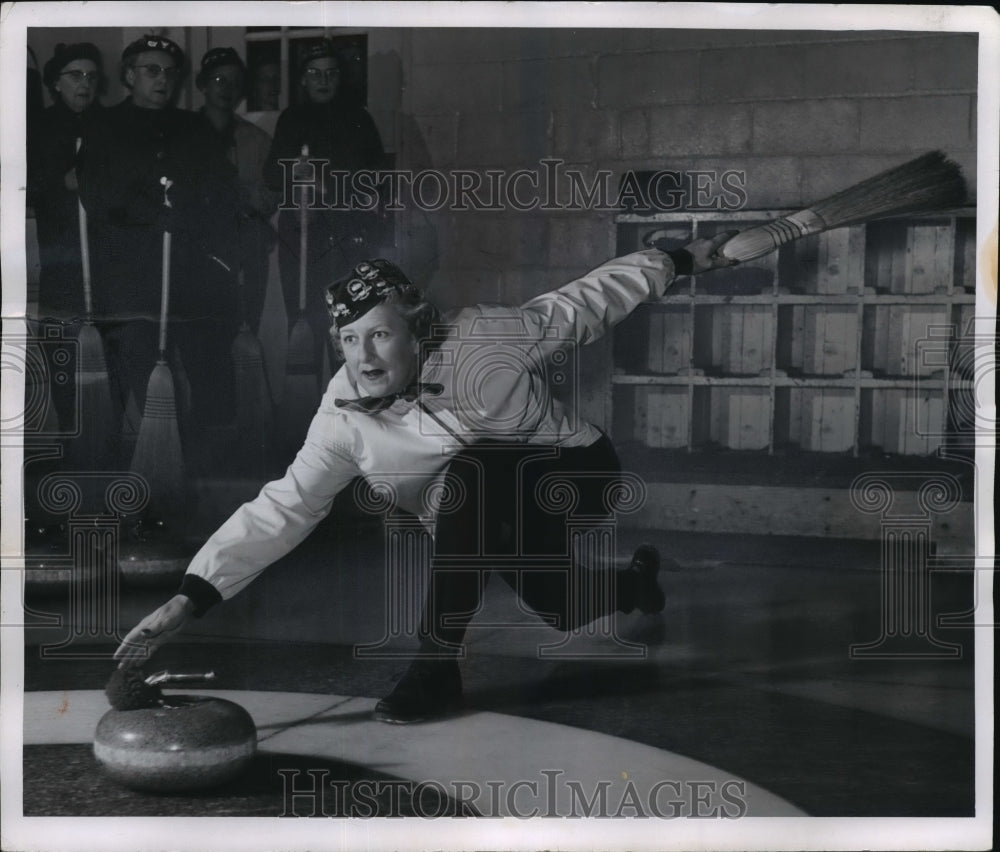 1956 Press Photo Wauwatosa Curling Club - Mrs. Erwin Nell Curling - Historic Images