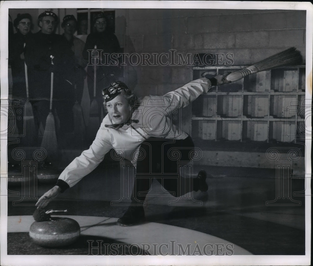 1956 Press Photo Wauwatosa Curling Club - Mrs. Erwin Nell Curling - Historic Images
