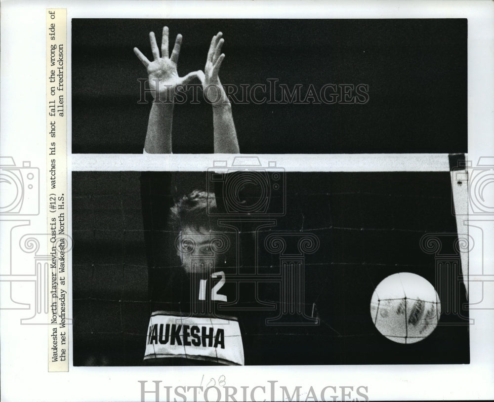 1990 Press Photo Waukesha North&#39;s Kevin Custis watches shot fall on wrong side- Historic Images