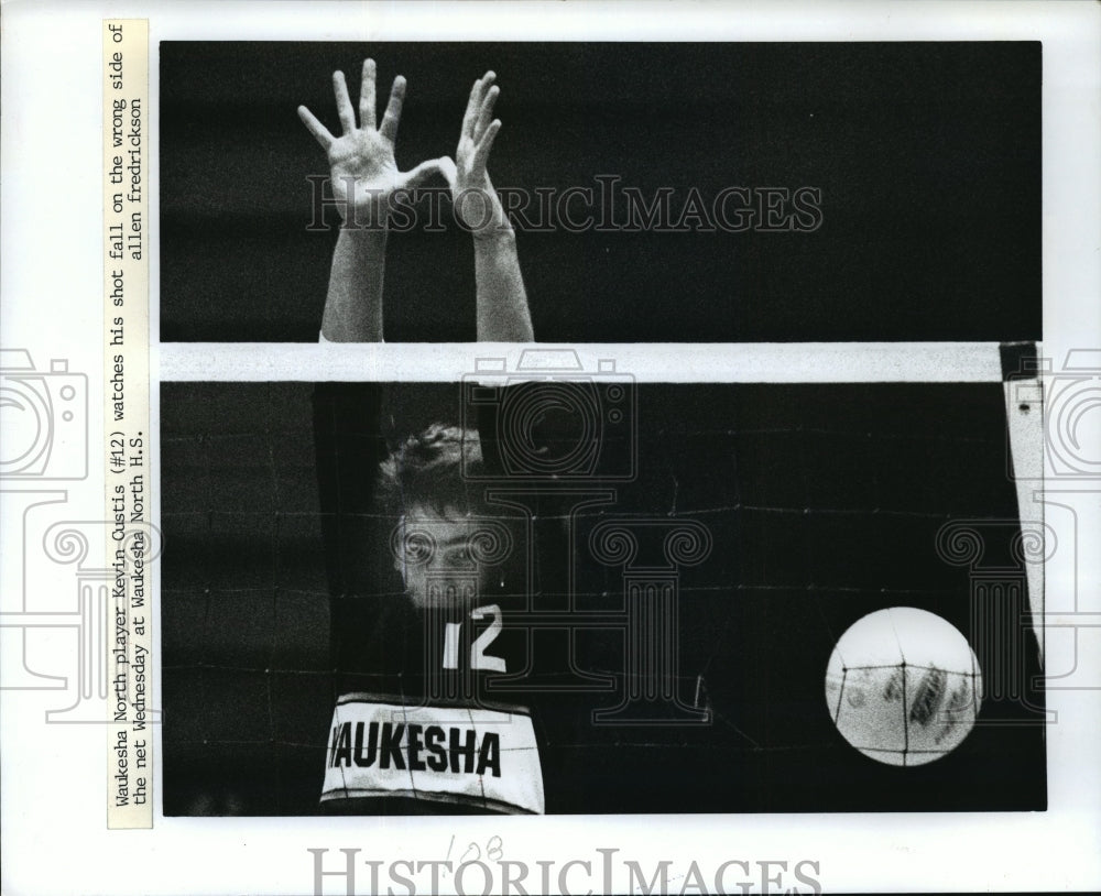 1990 Press Photo Waukesha North's Kevin Custis watches shot fall on wrong side- Historic Images