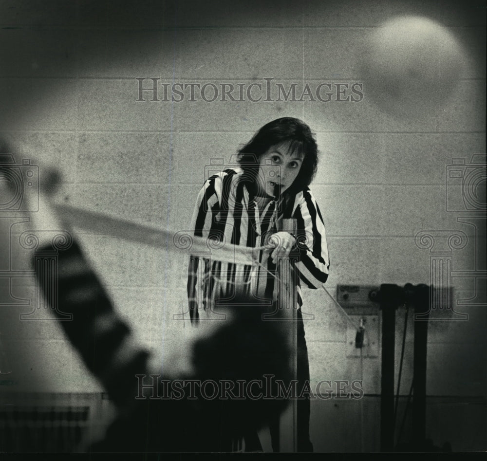 1986 Press Photo Referee Beth Krawiecki oversees Single A action, Marshall High-Historic Images