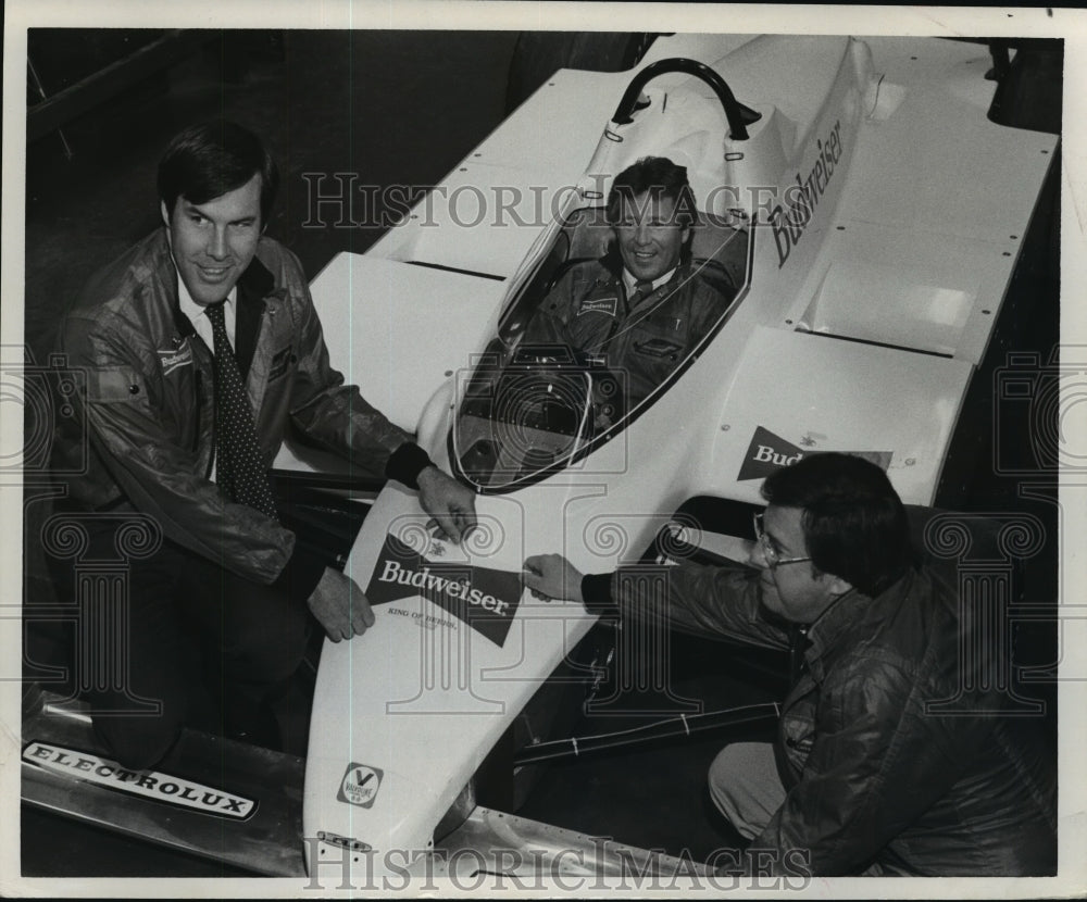 1983 Press Photo Mario Andretti in his new race car flanked by his sponsors - Historic Images