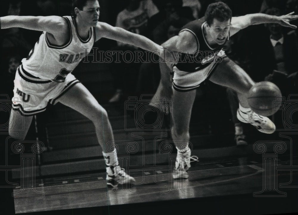 1989 Press Photo Basketball player Mark Anglavar tries to keep ball from Jim Les-Historic Images