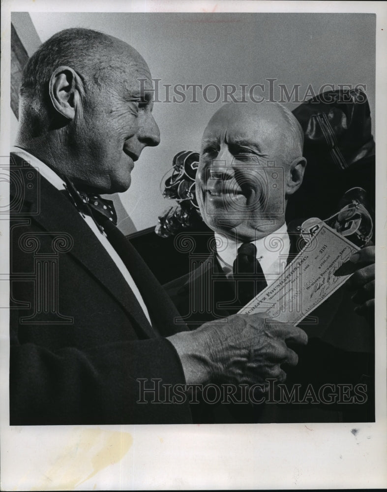 1968 Press Photo Schlitz Foundation - Fred Uihlein Presents Scholarship Money - Historic Images