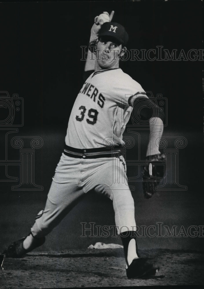 1974 Press Photo Billy Champion of the Milwaukee Brewers bears down - mjt02021- Historic Images