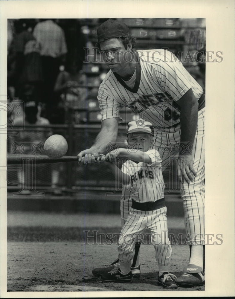 1983 Press Photo Milwaukee Brewers&#39; Mike Caldwell &amp; son Daniel - County Stadium- Historic Images