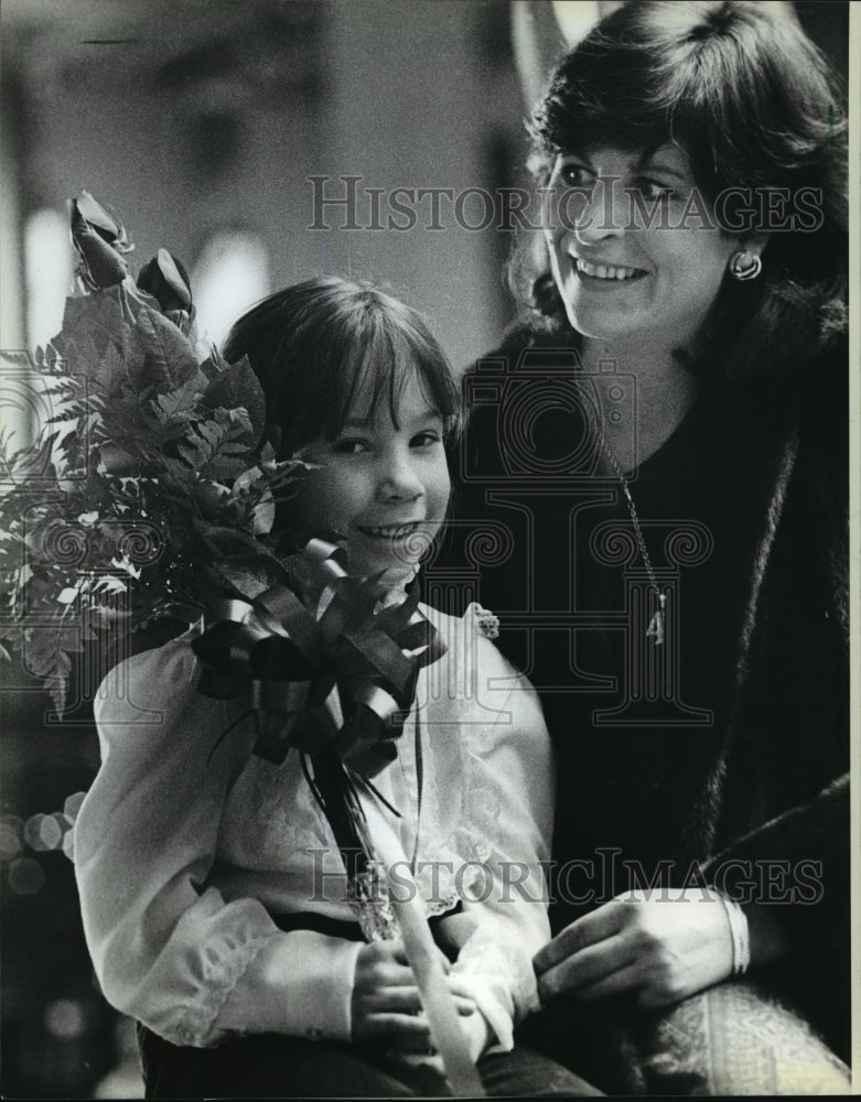 1983 Press Photo Lynda Caldwell, Brewers' Mike Caldwell's wife, & April Kinnard - Historic Images