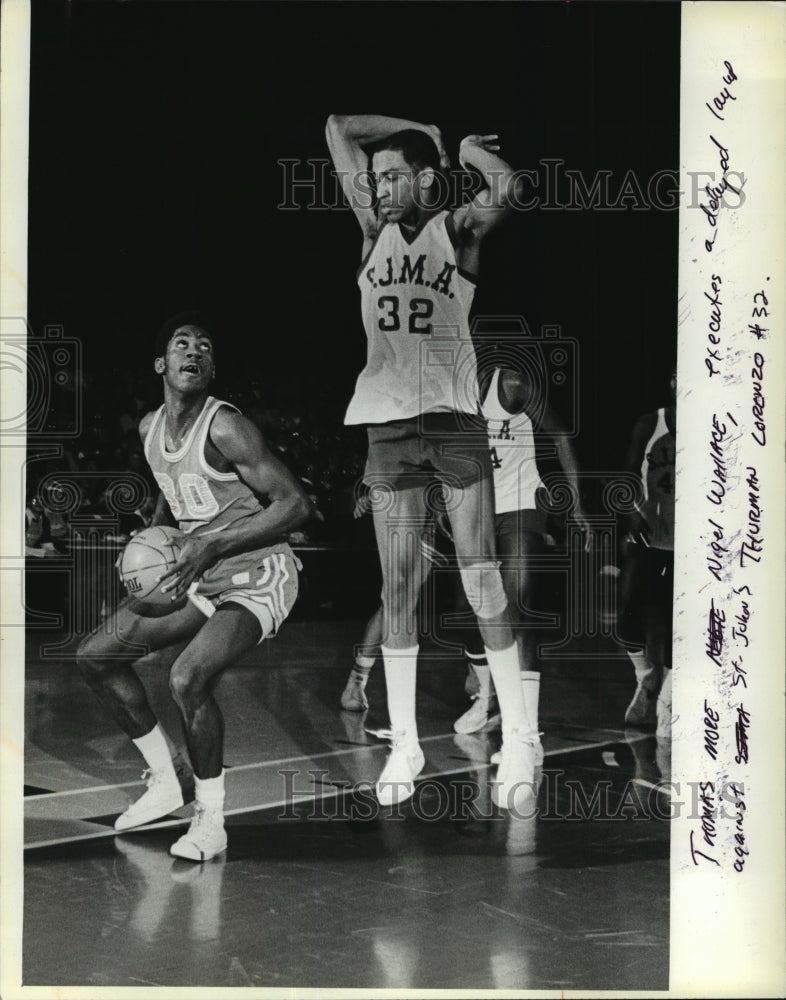 1980 Press Photo Thomas More basketball&#39;s Nigel Wallace against Thurman Lorenzo - Historic Images