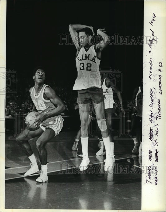 1980 Press Photo Thomas More basketball's Nigel Wallace against Thurman Lorenzo - Historic Images