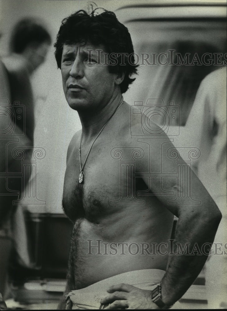 1980 Press Photo Car racer Mario Andretti in the paddock - Historic Images