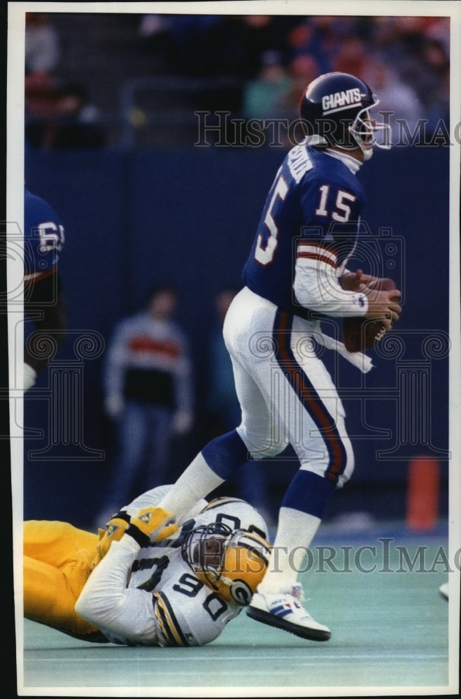 1992 Press Photo Packers Tony Bennett foot grabs Giants&#39; Jeff Hostetler - Historic Images