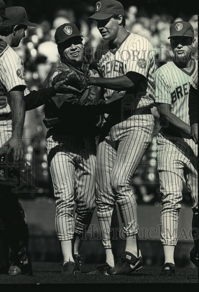 1988 Press Photo Bill Wegman is congratulated by his Brewers baseball teammates - Historic Images
