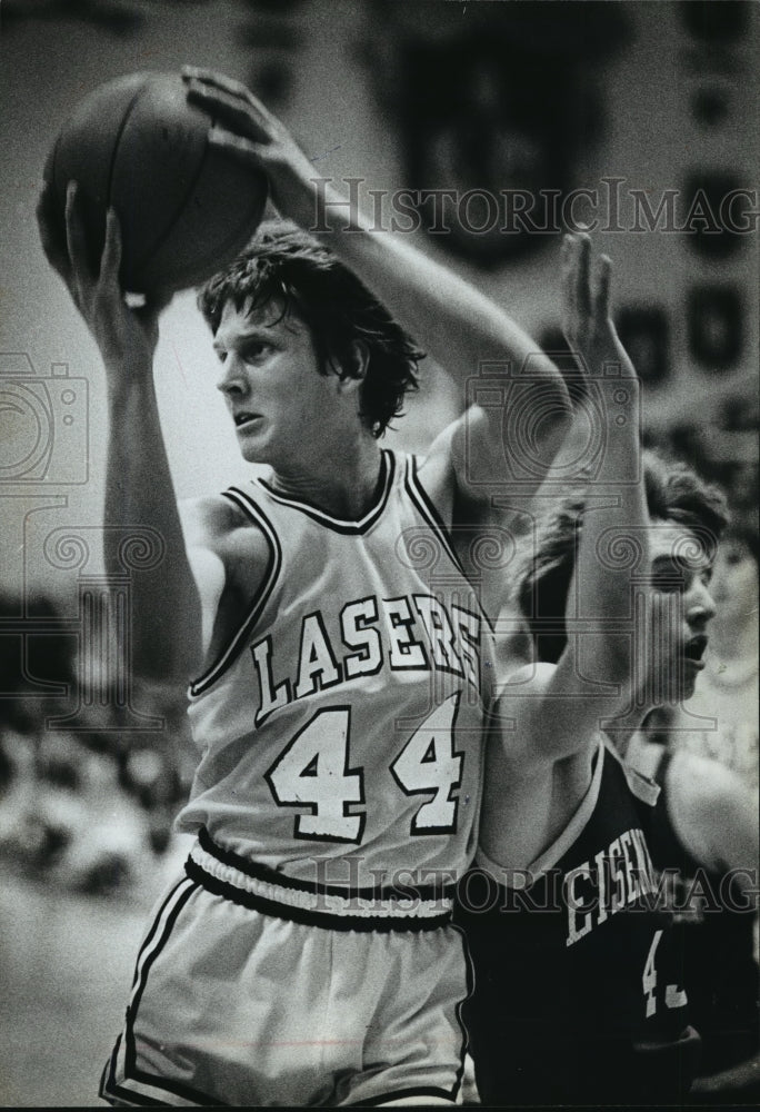 1982 Press Photo Kettle Moraine Lasers basketball player, J.J. Weber, in action- Historic Images