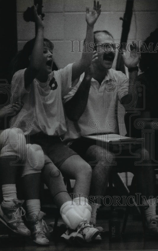 1993 Press Photo Volleyball coach Fred Baxter & Traci Pfannenstiel cheer team - Historic Images