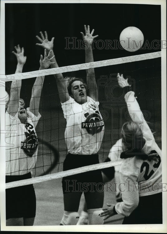 1992 Press Photo High school volleyball's Julie & Jenny O'Connor blocks shot-Historic Images