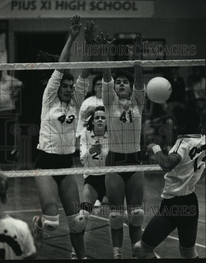 1989 Press Photo Pius High Volleyball Players Jenny Myszewski And Becky Persin- Historic Images