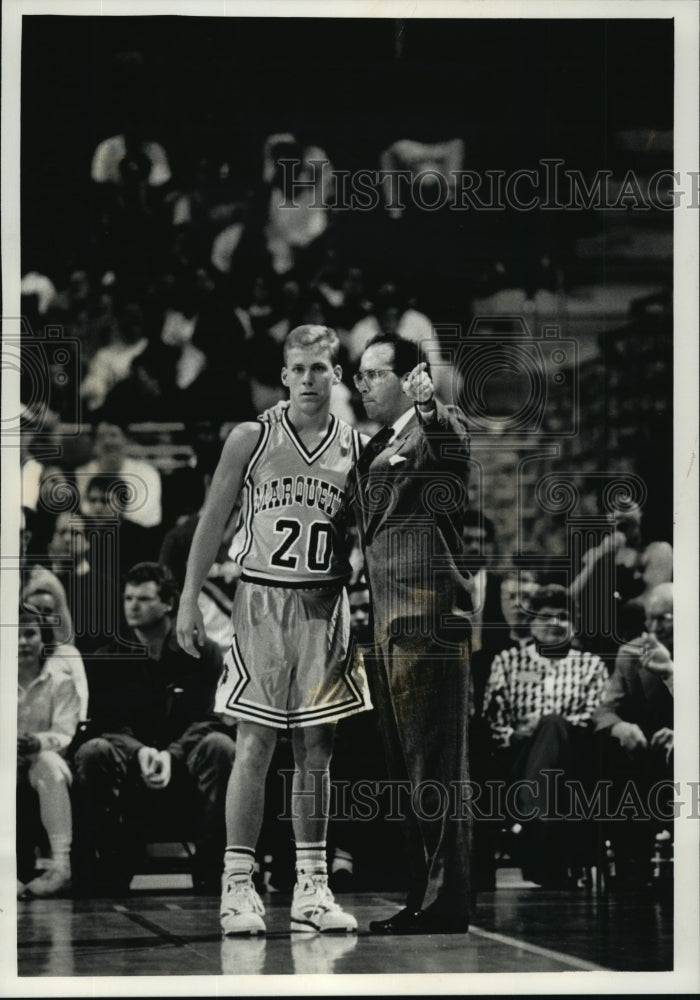 1991 Press Photo Basketball player Craig Aamot confers with Coach Kevin O'Neill - Historic Images
