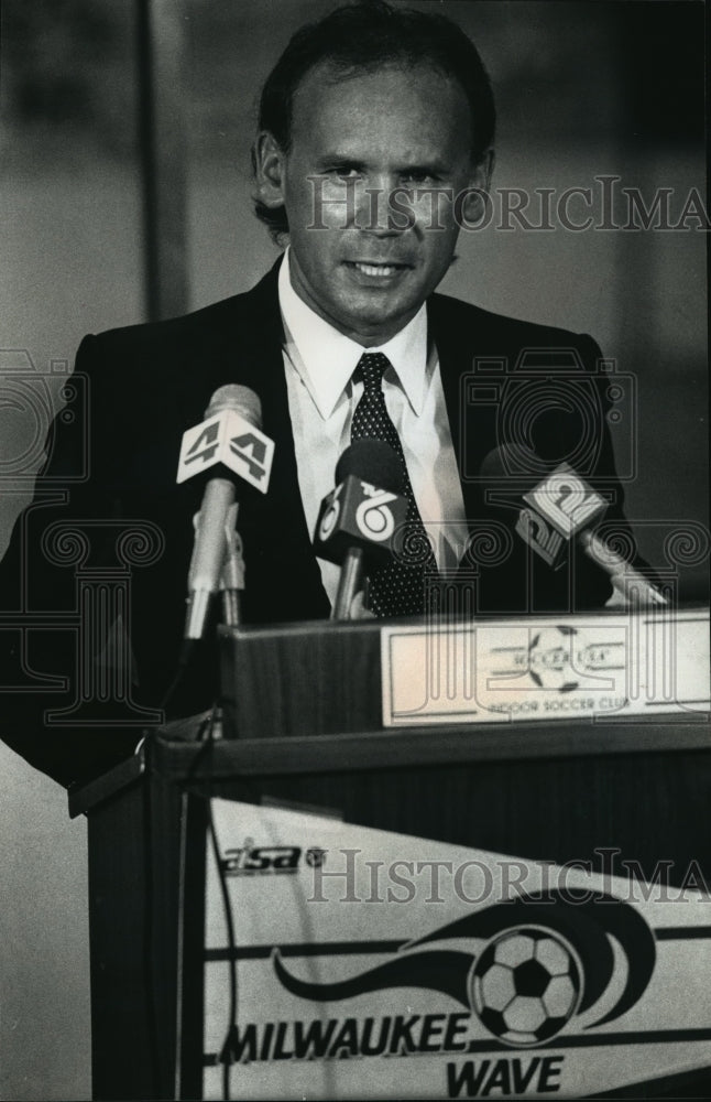 1990 Press Photo Johan Aarnio, Milwaukee Wave soccer coach at news conference - Historic Images