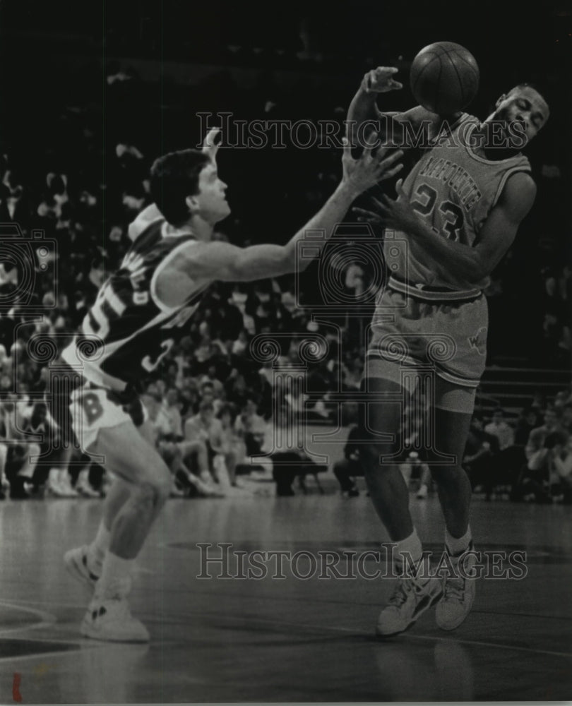 1990 Press Photo Marquette basketball player Tyrone Baldwin versus opponent - Historic Images