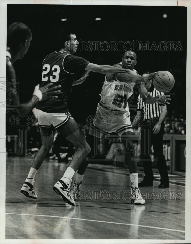 1989 Marquette basketball&#39;s Tyrone Baldwin against Frank Kaminsky - Historic Images