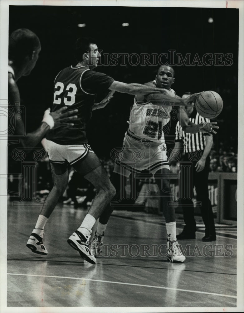 1989 Marquette basketball's Tyrone Baldwin against Frank Kaminsky - Historic Images