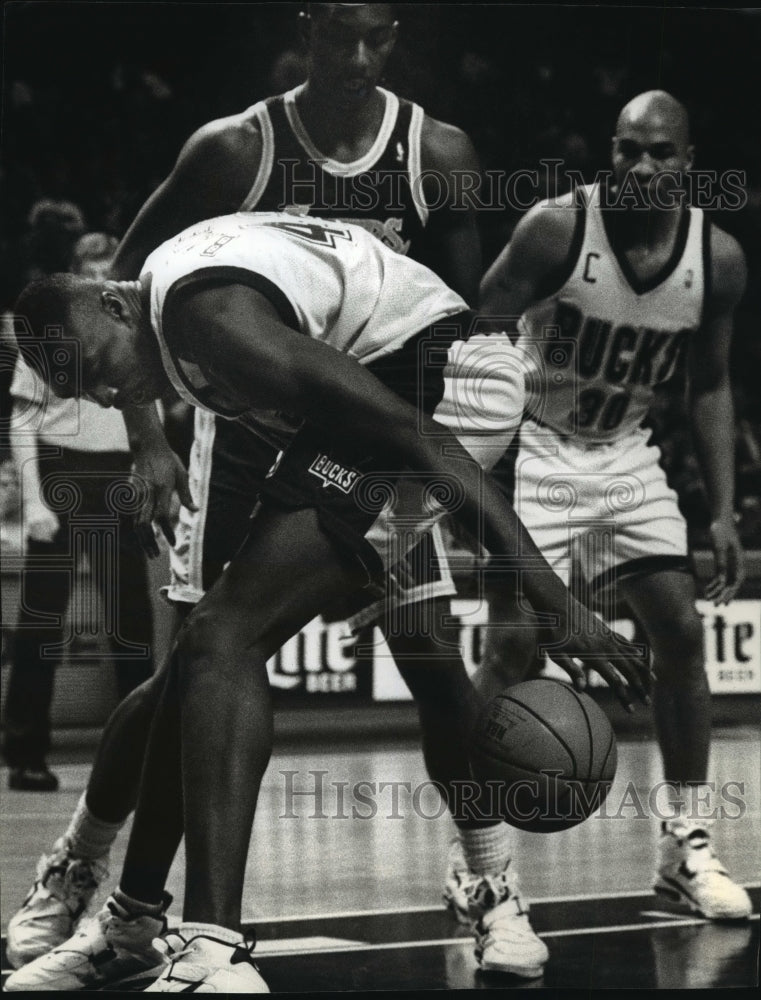 1994 Bucks basketball&#39;s Vin Baker tries to take control of ball - Historic Images