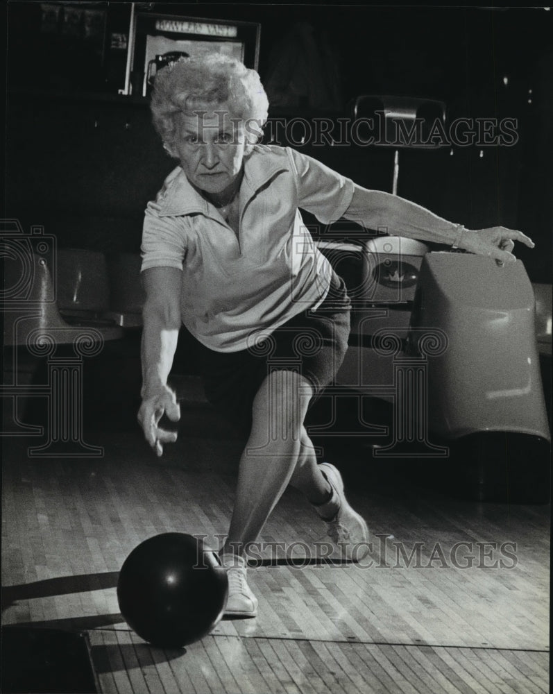 1983 Press Photo Pro bowler Vicki Vukovich rolling at Olympic Lanes - mjt02502 - Historic Images