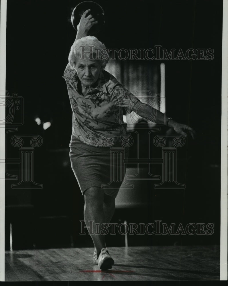 1979 Press Photo Bowler Vicki Vukovich displays form that produced 792 series - Historic Images