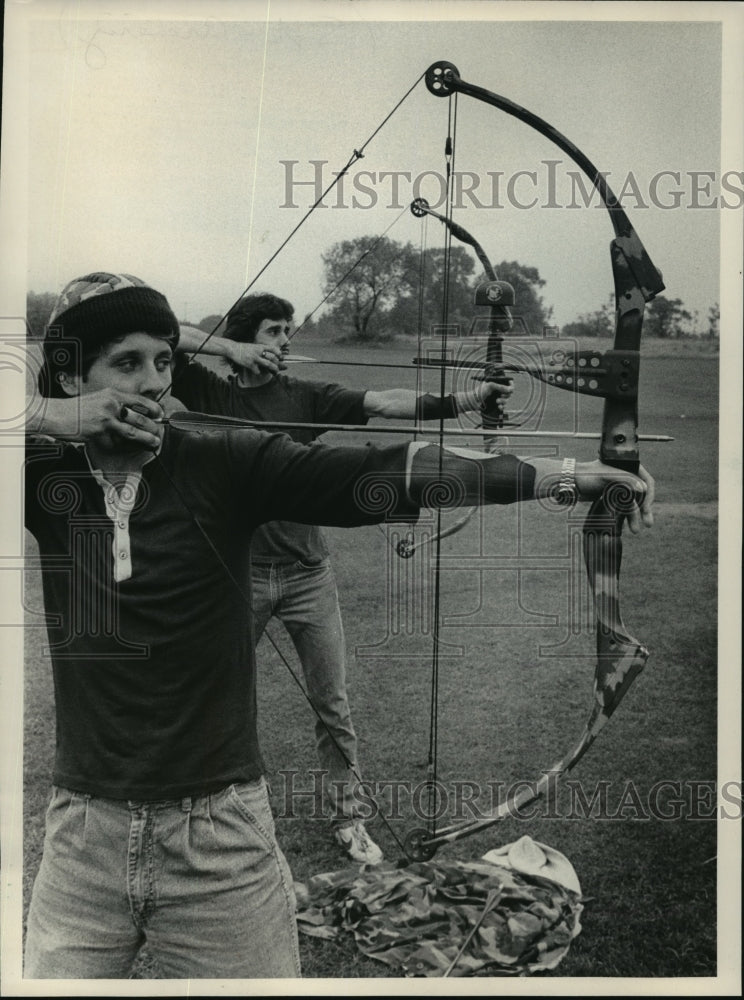 1983 Press Photo William Gerus, Gregory Jancoski practice their archery - Historic Images