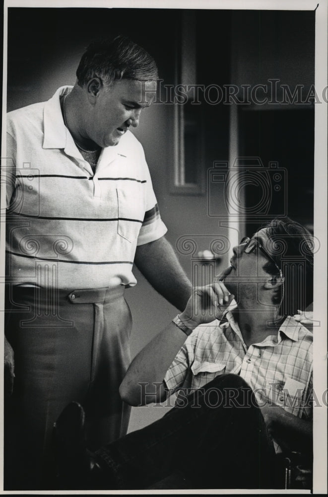 1988 Press Photo American League umpire Larry Barnett chat with Ronald Gomoluch- Historic Images