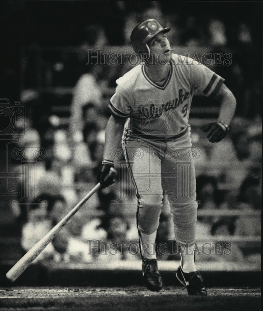 1987 Press Photo Brewers' baseball's Greg Brock has record breaking streak - Historic Images