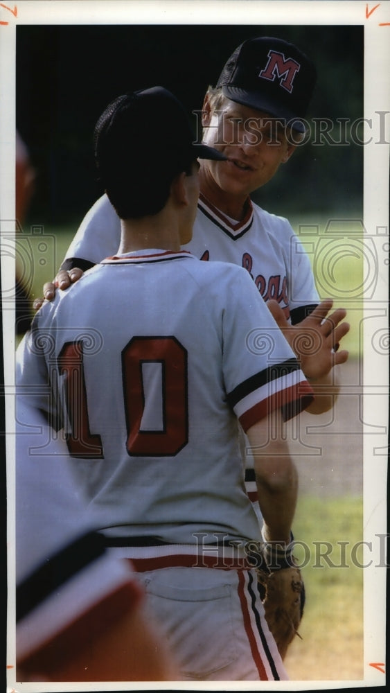 1993 Press Photo Coach Greg Brock, an ex-Brewers player, with young player-Historic Images