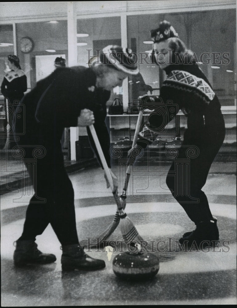 1957 Press Photo Curlers Mrs. Edwin Wigdale And Mrs. James Scheible Sweep Ice- Historic Images