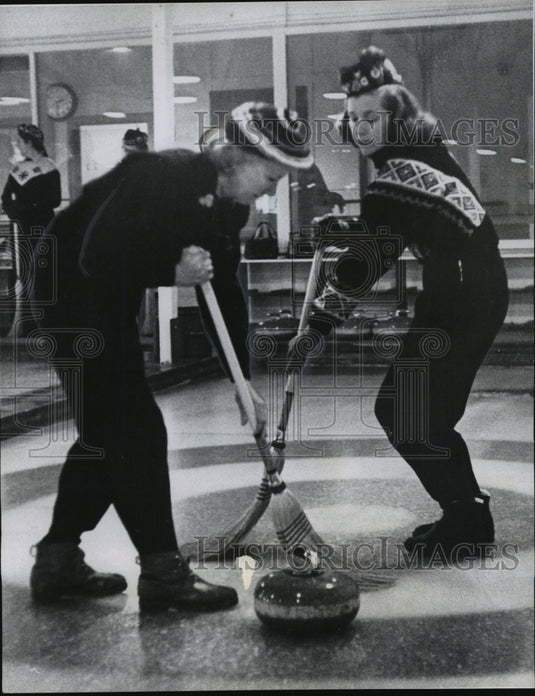 1957 Press Photo Curlers Mrs. Edwin Wigdale And Mrs. James Scheible Sweep Ice- Historic Images