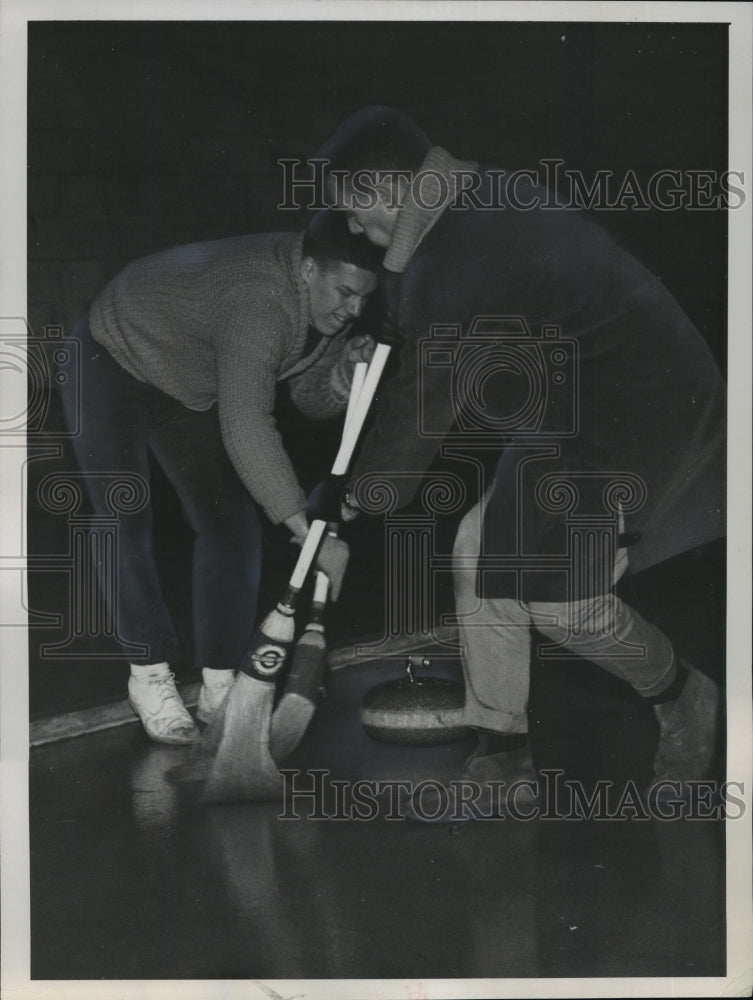 1961 Press Photo Stevens Point Curlers Connie Borman And John Hartman Sweep Ice - Historic Images