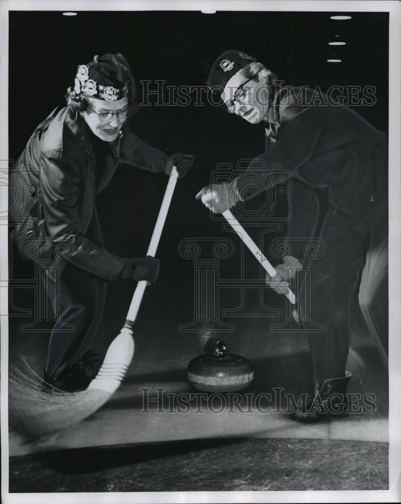 1956 Press Photo Curlers Mrs. Til Bruett And Mrs. Ben Dunlop Sweep The Ice- Historic Images