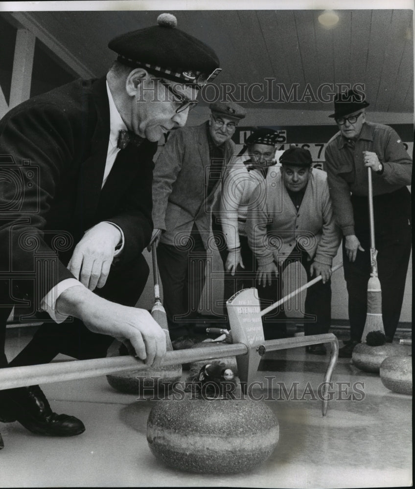 1982 Press Photo Curling Umpire Charlie Richter Of Milwaukee Wisconsin Measuring - Historic Images