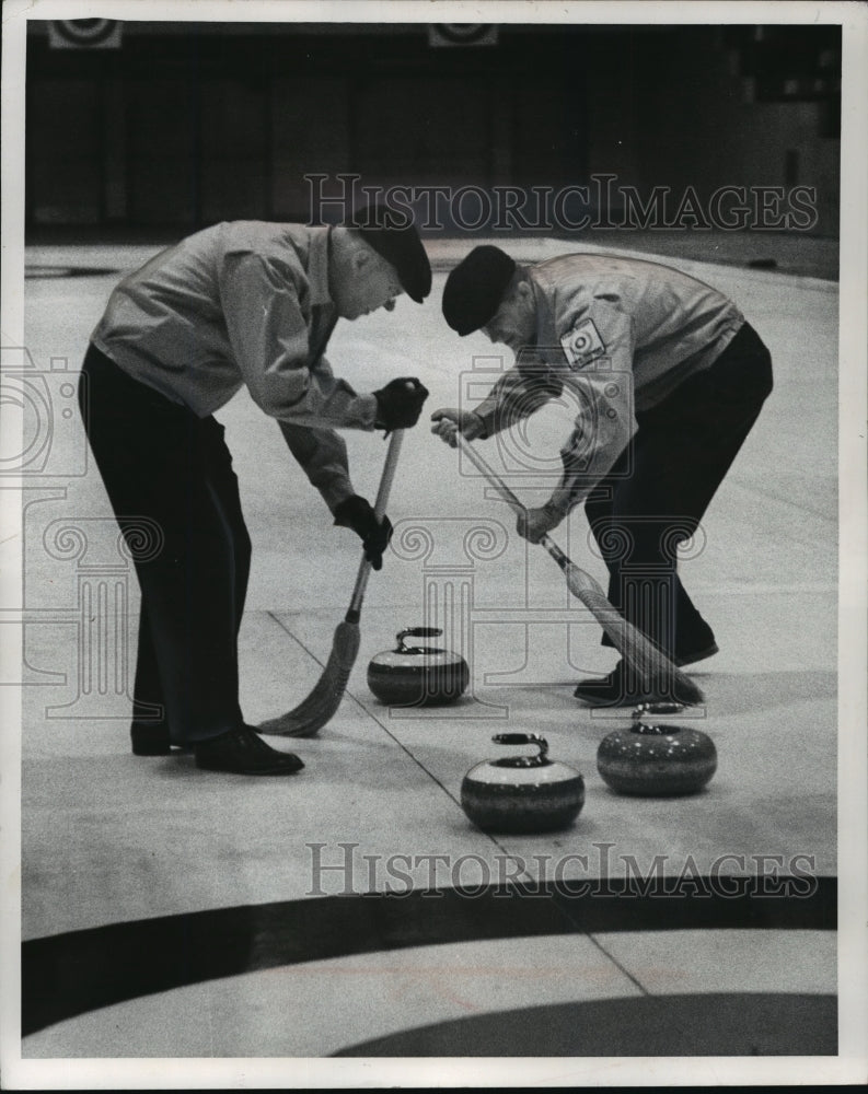 1958 Press Photo Curlers Philip Nolte And Roy Woboril Warm Up At Milwaukee Arena - Historic Images