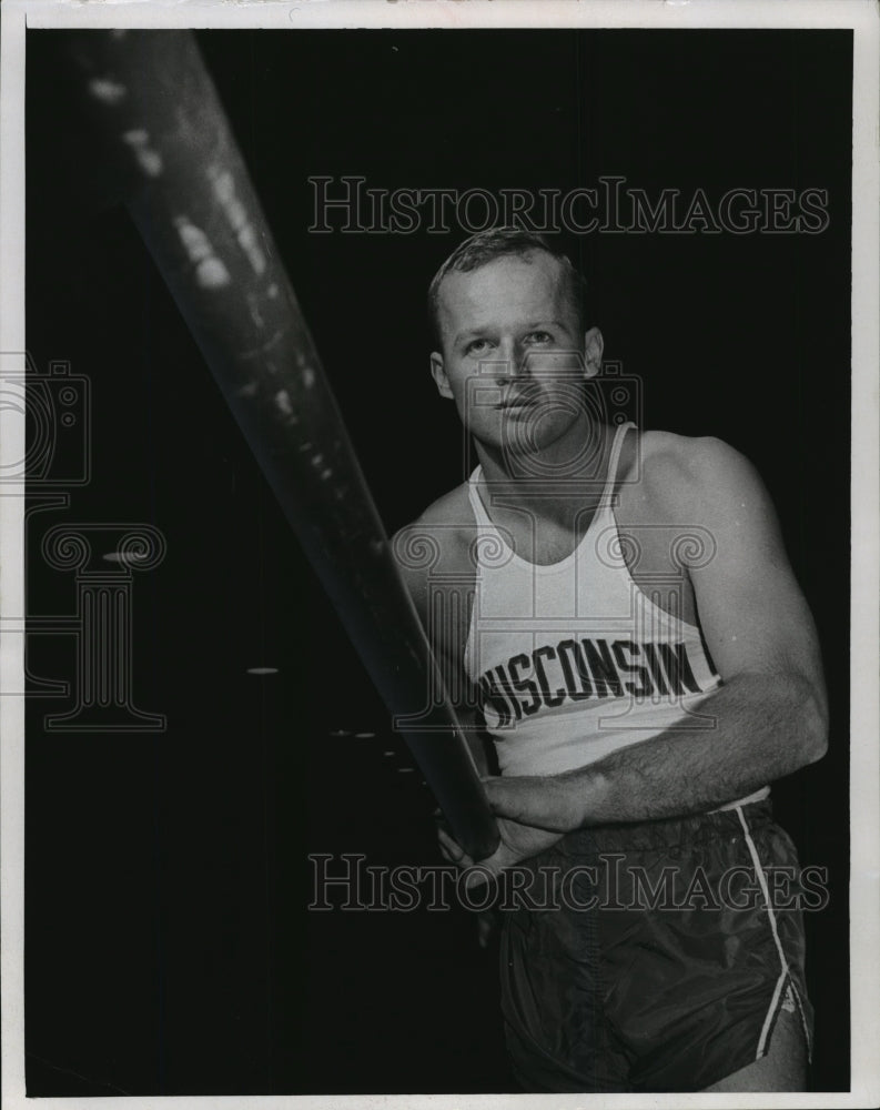 1987 Press Photo University Of Wisconsin Track Team Pole Vaulter Brian Bergemann- Historic Images