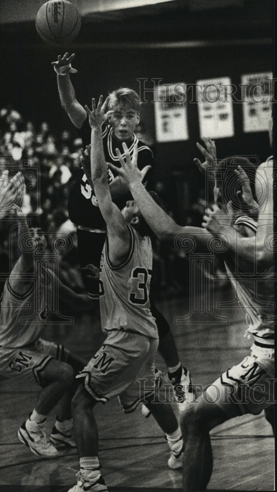 1993 Press Photo Hilltopper&#39;s David Burkemper Flips Basketball Over Opponents - Historic Images