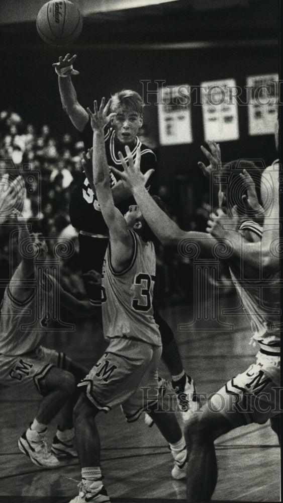 1993 Press Photo Hilltopper's David Burkemper Flips Basketball Over Opponents - Historic Images
